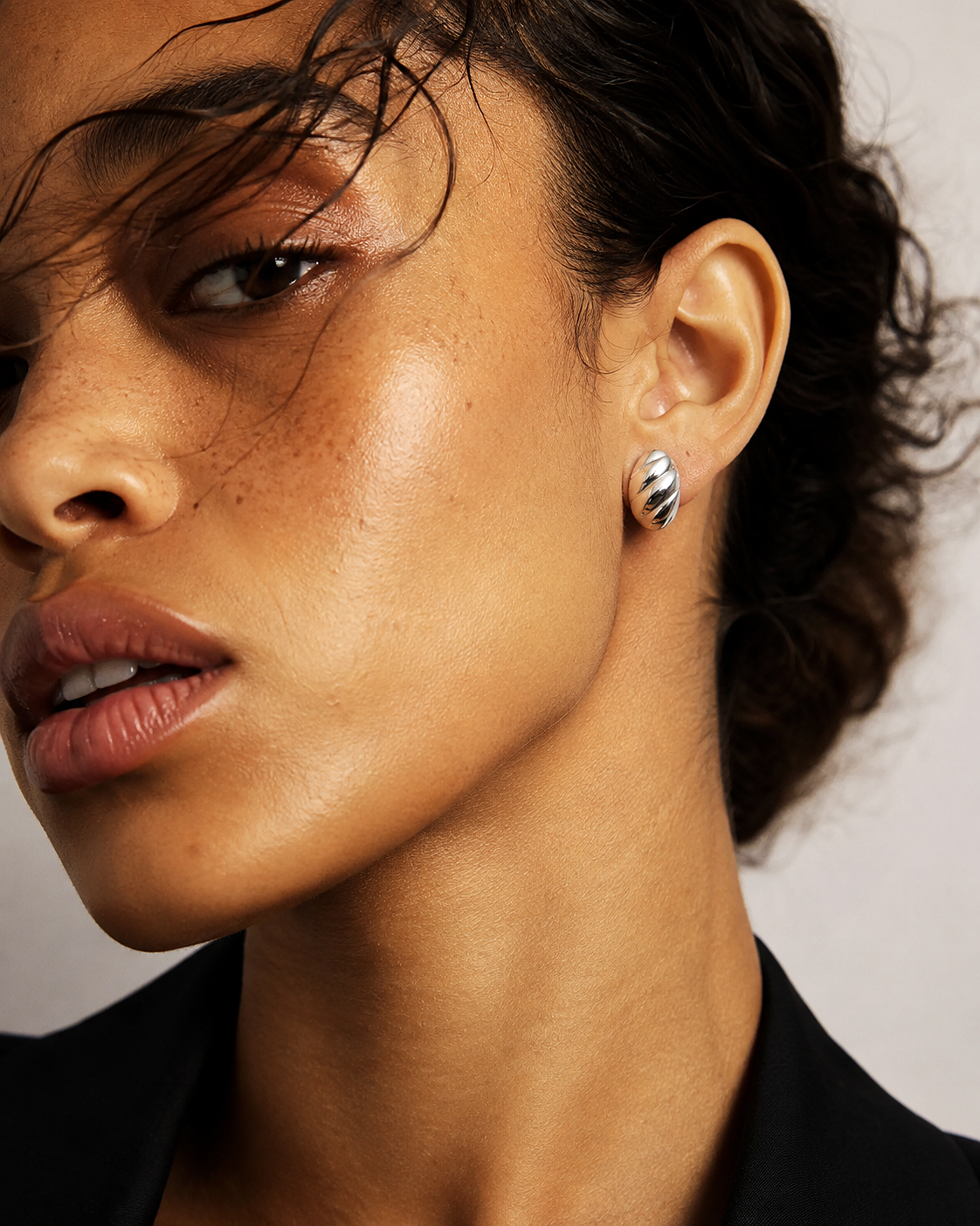 The Twisted Huggie Earrings - B E L O R I