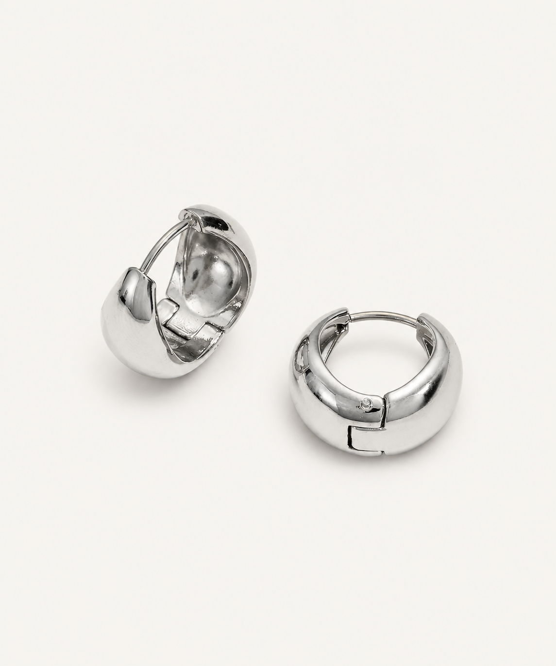 The Huggie Earrings - B E L O R I - Silver / Small